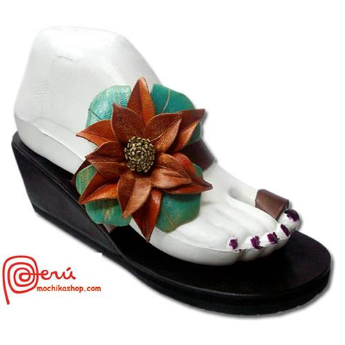 Gorgeous Toe Strap Leather Ethnic Sandals & Decorative Flower
